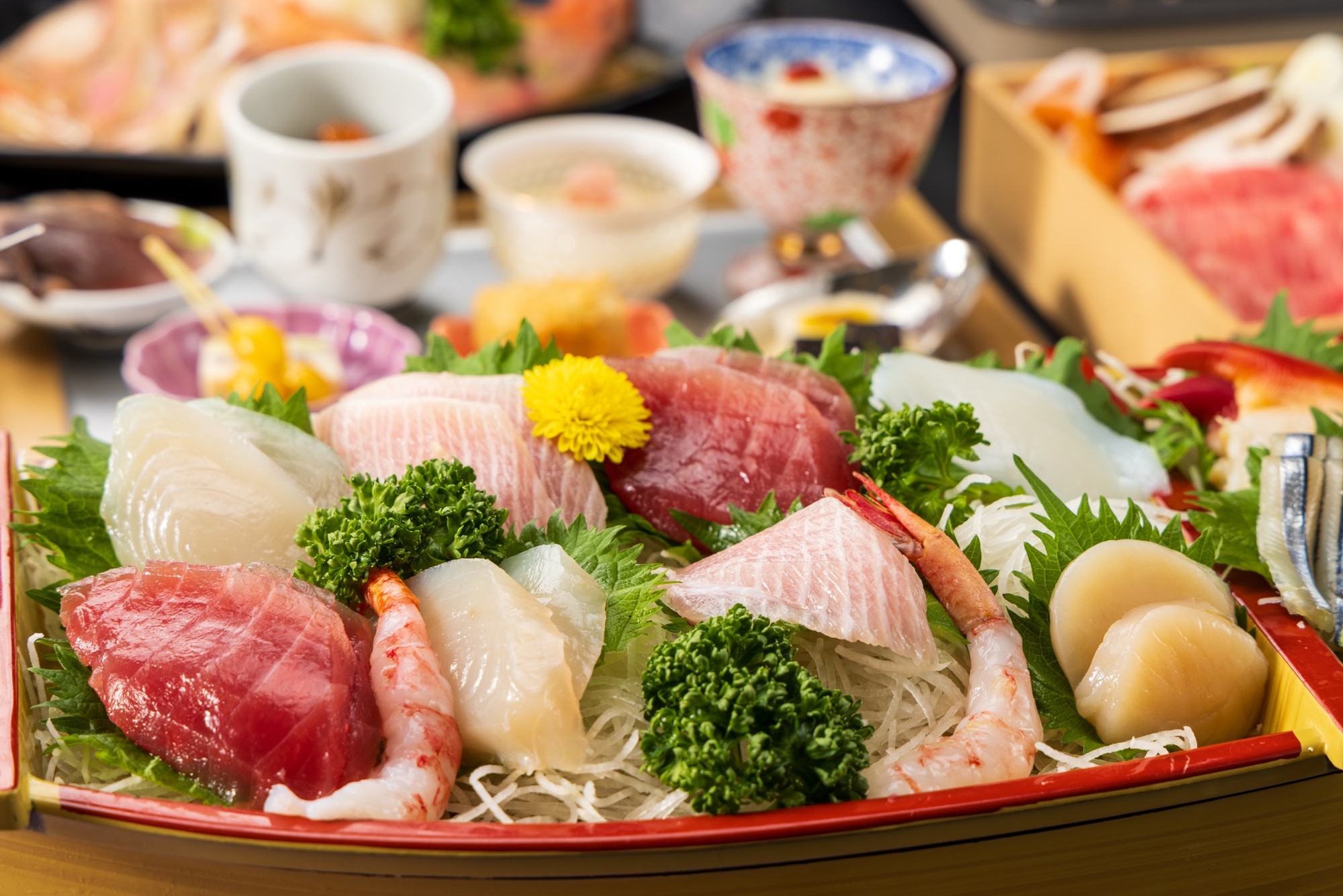 新鮮なお刺身を盛り込んだ舟盛りは テーブルを一層、華やかにします