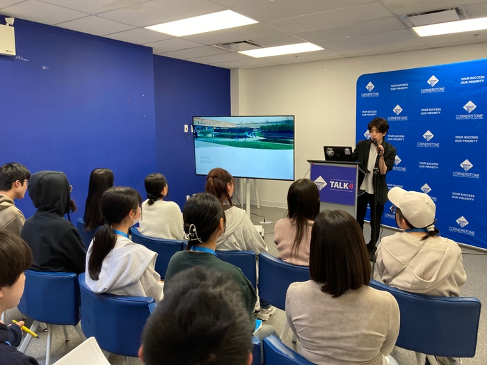 バンクーバーで活躍するおおぞら高校卒業生の講話の様子。