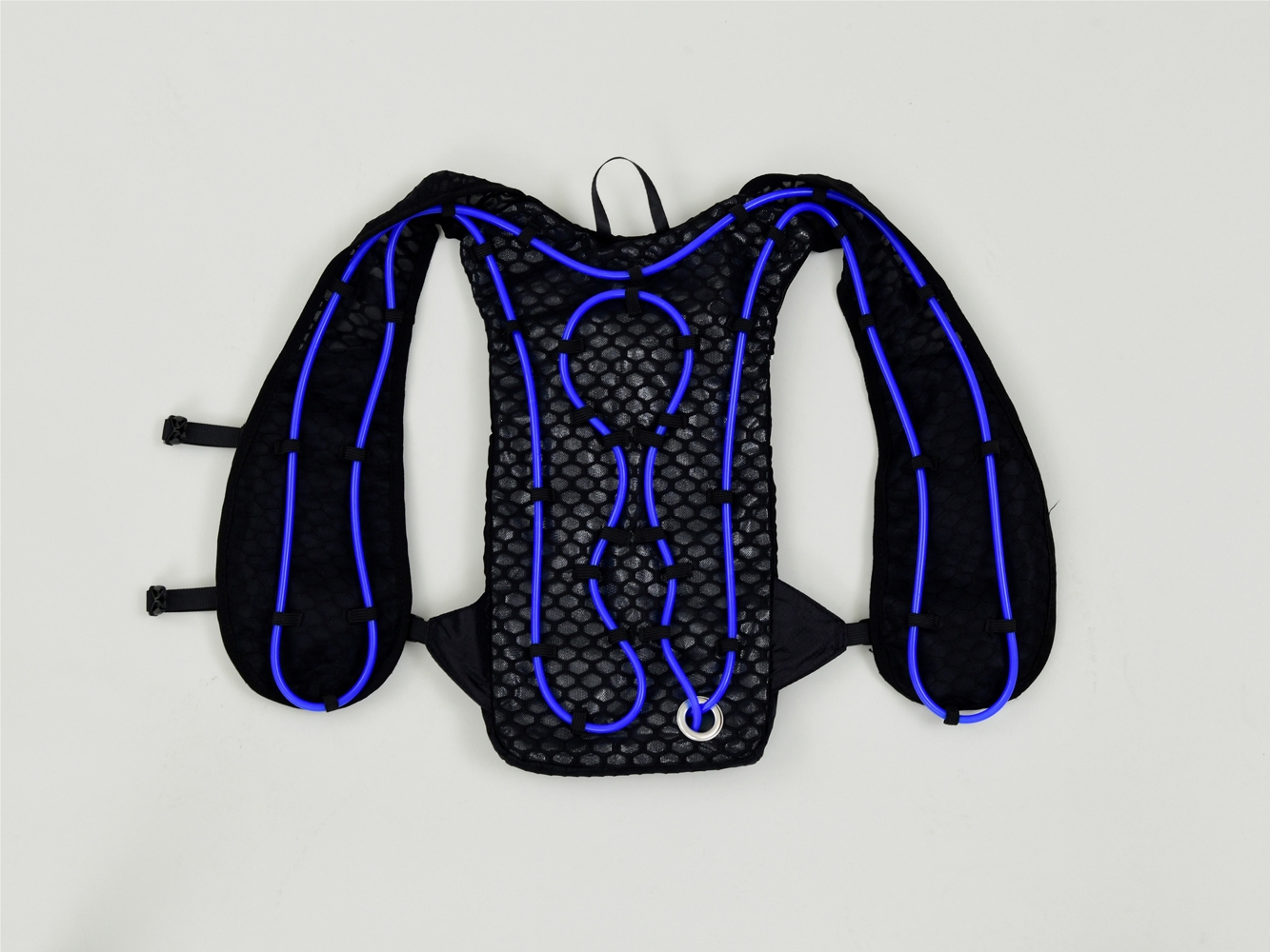 ウエアに張り巡らされたチューブに冷水を循環させ、ダイレクトに体を冷やす!