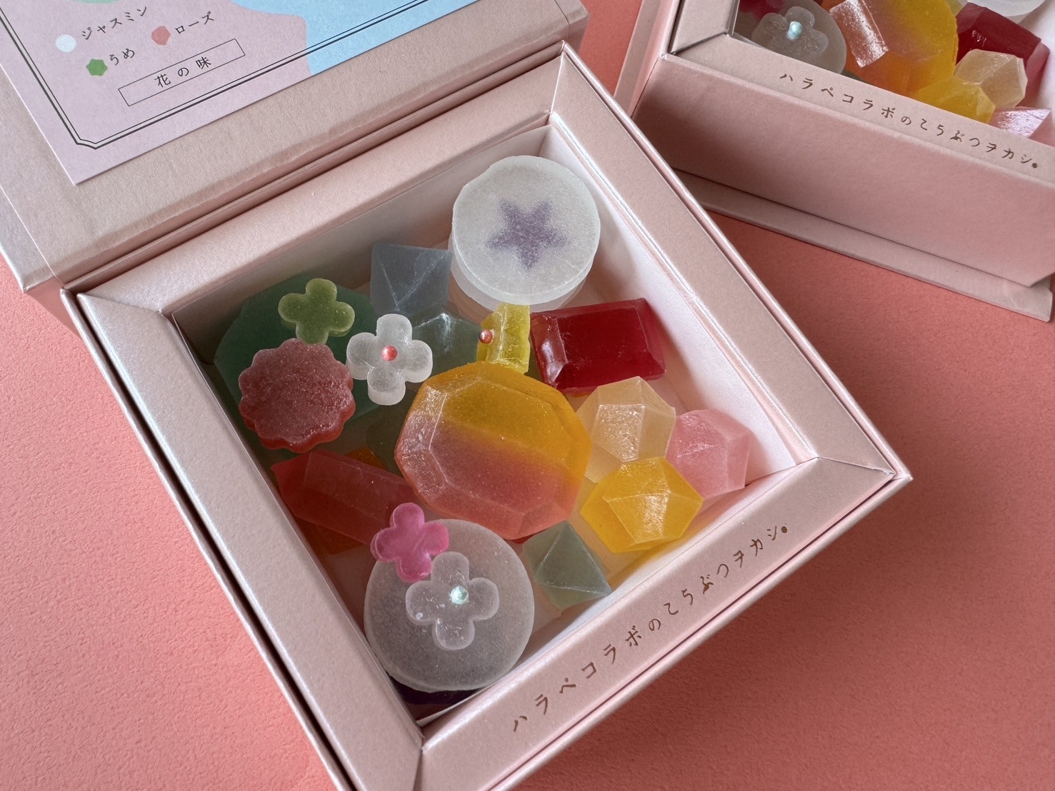 鉱物や宝石、花のモチーフが沢山入った優しくも華やかな一箱