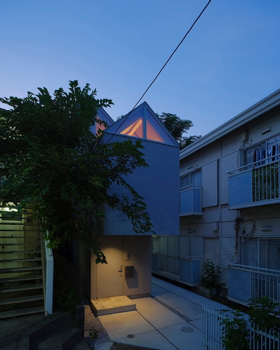 外観・夜(写真：鳥村鋼一)