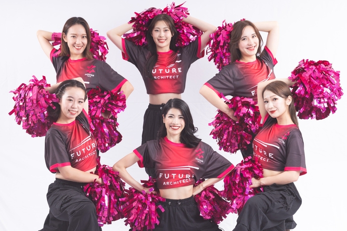 1列目左から：KOHARU、リーダーYUKA、MEI／2列目左から：RENA、KYOKA、サブリーダーKONOMI