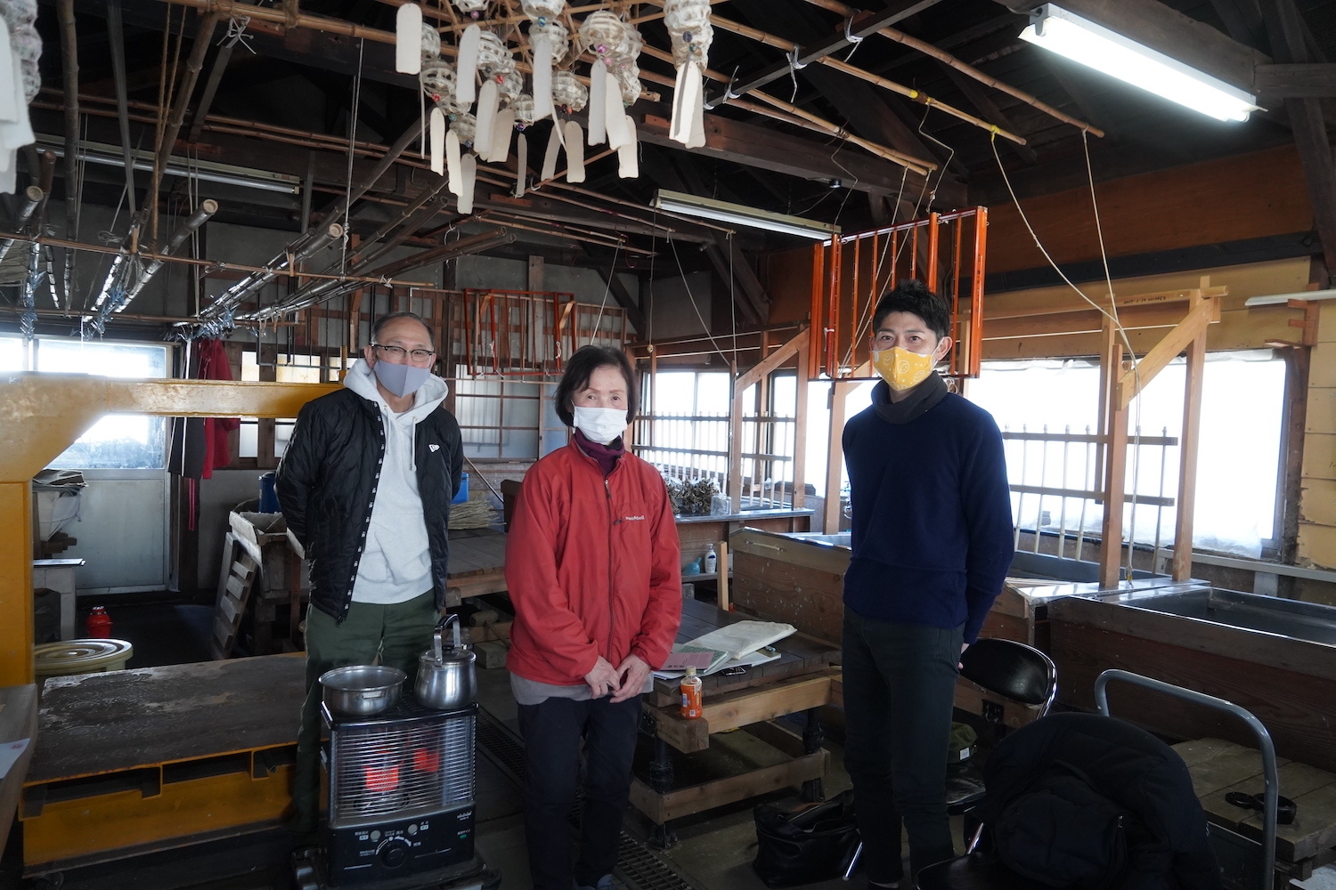 左)水上製本所 水上さん 中央)紙漉き職人 内村さん 右)企画屋かざあな 川口