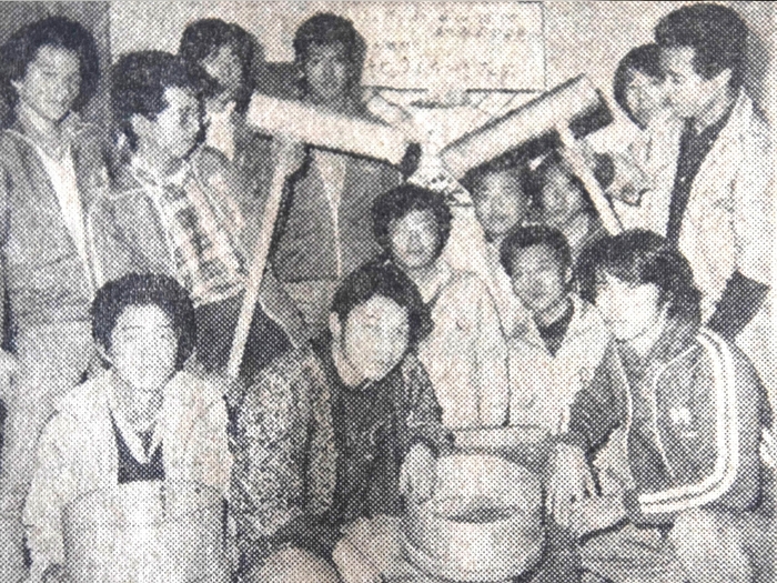 餅つき大会を準備する寮生たち(1978年12月)