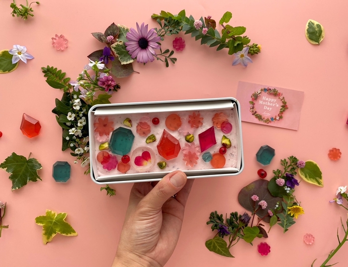 母の日ギフトにぴったり!琥珀糖を使った宝石みたいなアイスケーキ「宝石のカッサータ ~ストロベリーフラワーエメラルド~」