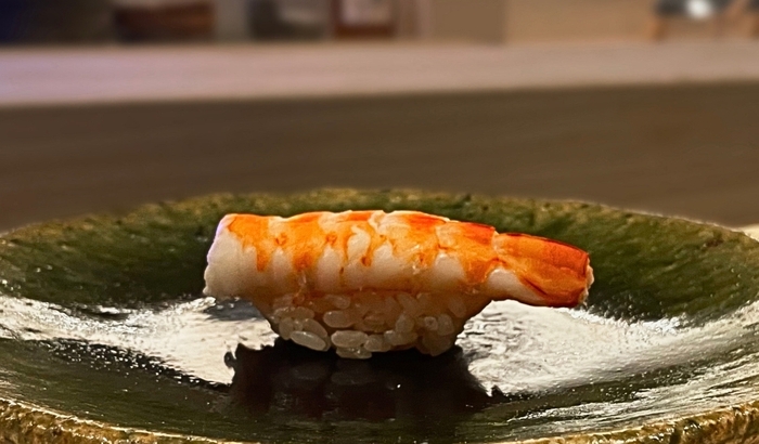 活車海老専用の水槽から取り出し、握る直前に茹で上げる新鮮な車海老をご提供しております。