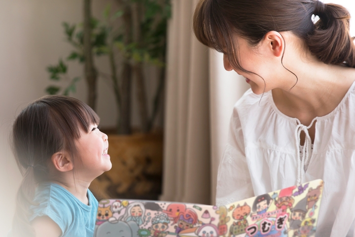 親子で絵本を読む イメージ