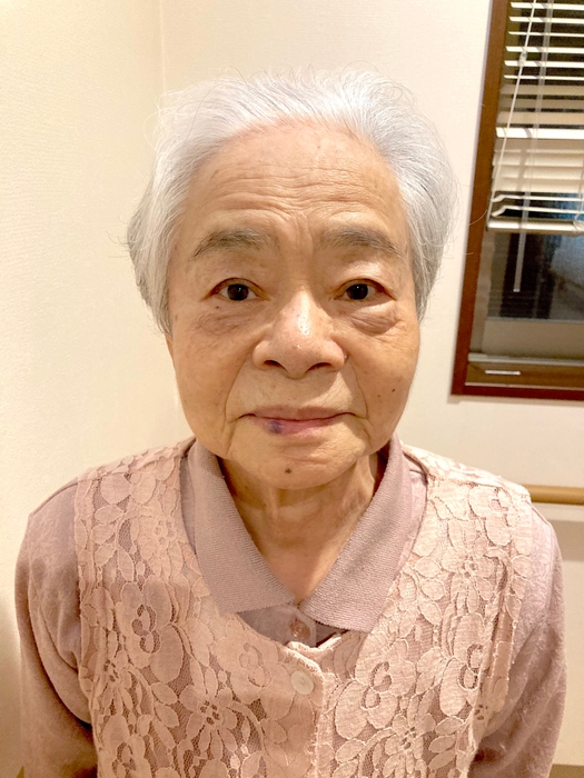 翌日早速ピンクをお召しの古賀初子さん