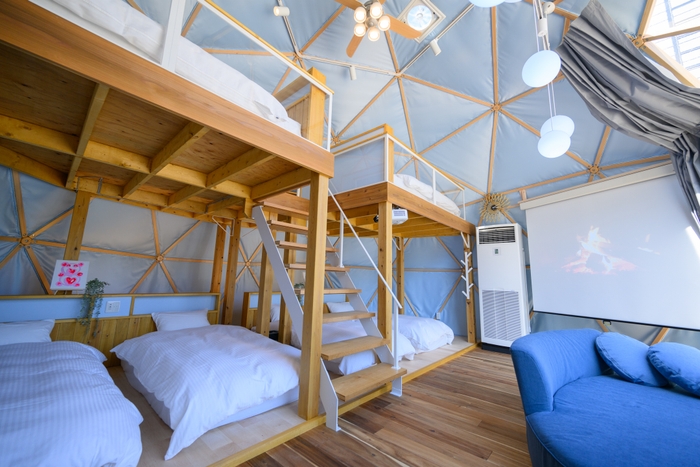 ロフト仕様でシングル4台、ダブル2台で定員は6名様(添い寝2名まで可)、プロジェクターと80インチの大型スクリーン完備で映画鑑賞などをお楽しみいただけます。