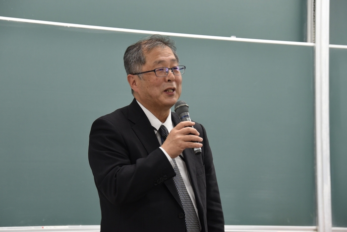 最後の講評を述べる大野副学長