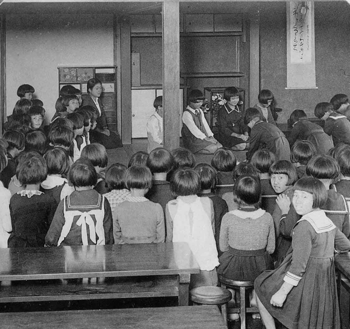 『日本人はとても素敵だった』97頁 昭和15年ころの台湾 小学生の「お作法」の授業
