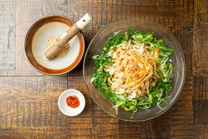 擦り胡麻をかけてお召し上がりいただきます