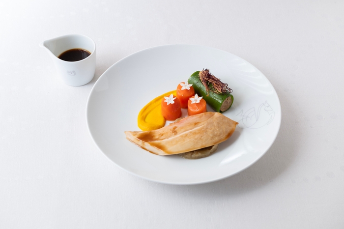 鶏胸肉のシュプレーム、肉汁のクリームソース、彩り野菜のブリュノワーズと生パスタ