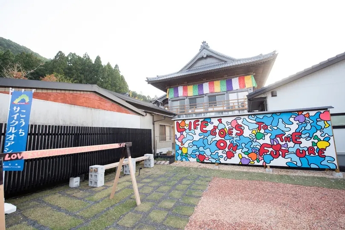 境内や町内の各所でアーティストとのコラボも!