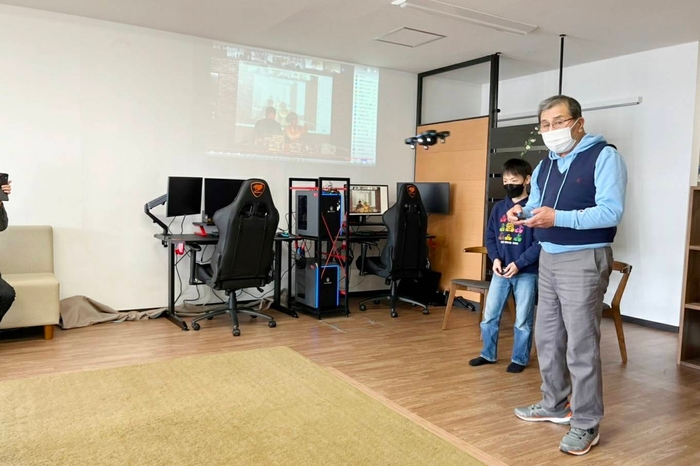 初めてドローンを操作した小学生と80代も対決