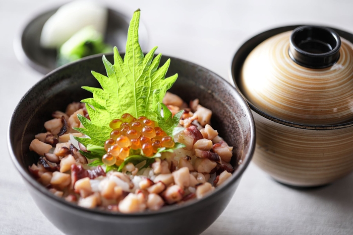 稚内産水蛸とイクラ 大葉の炒め御飯/赤出汁と香の物