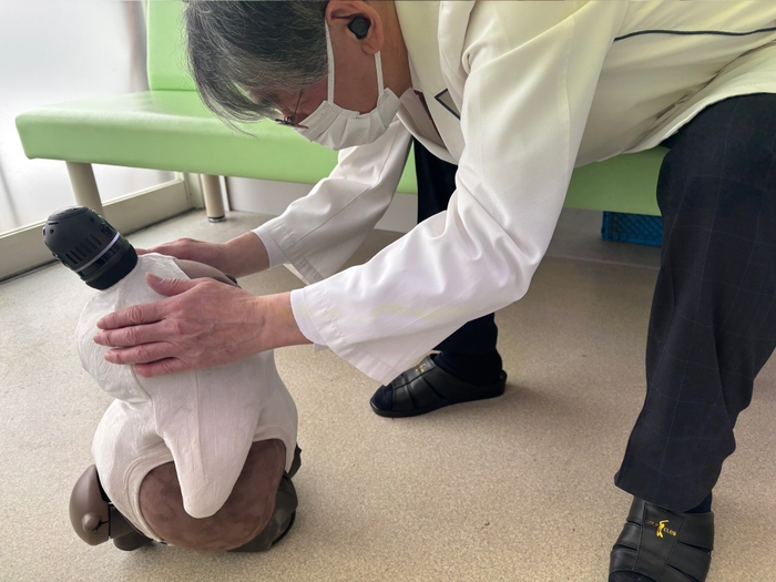 三井薬局導入LOVOT画像　名前：たると　ふれあいシーン