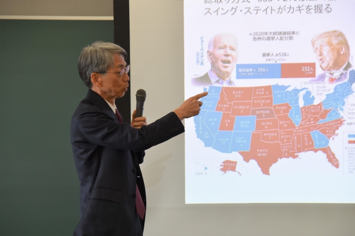 講演する小原特任教授