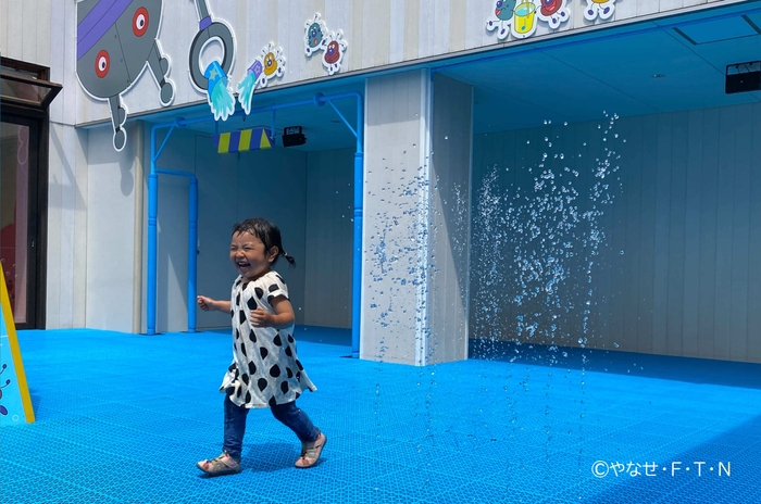 ばいきんまんの水あそびひろば_床から水が次々と飛び出す噴水