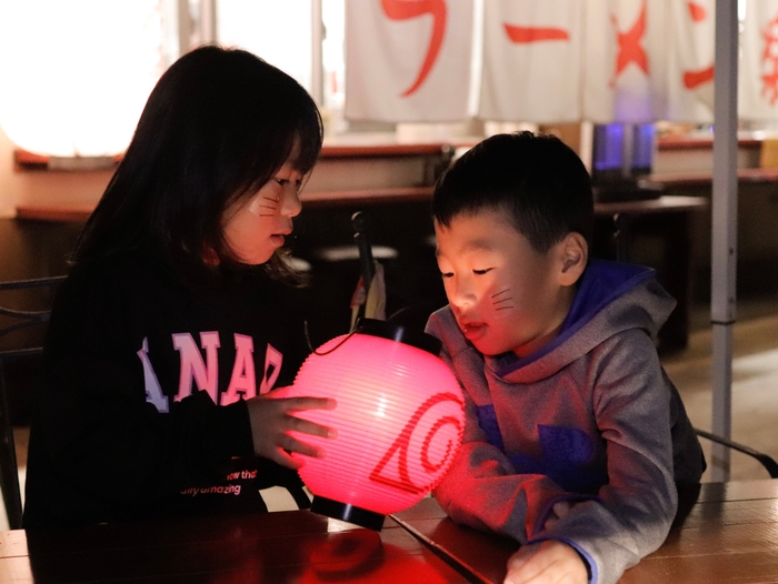 ▲自分でつくった提灯を持って、夜の「NARUTO&BORUTO 忍里」も楽しもう!