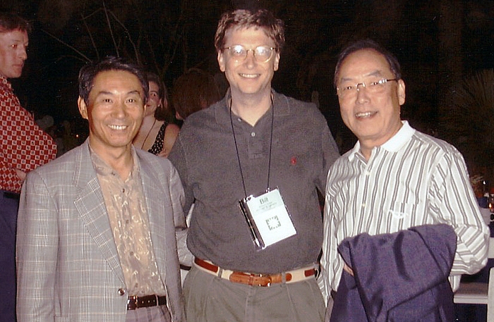 左から入交、ビルゲイツ、大川功