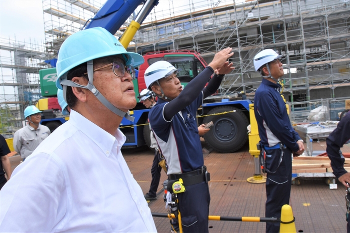 工事を説明する熊谷組名古屋支店の安達統括所長(中央)と立花理事長(手前)