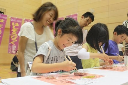 お箸でそろばん珠をつかむゲームは参加者に大人気!