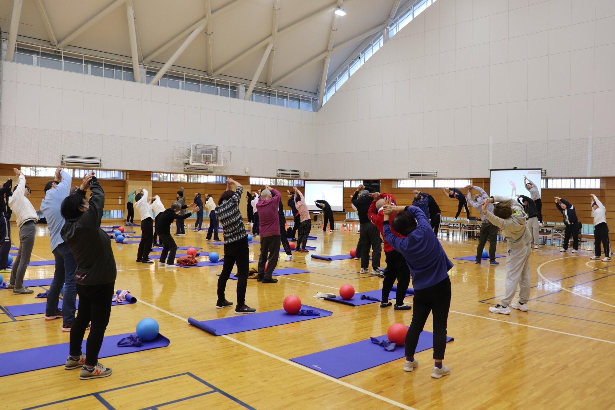 身体を動かす参加者