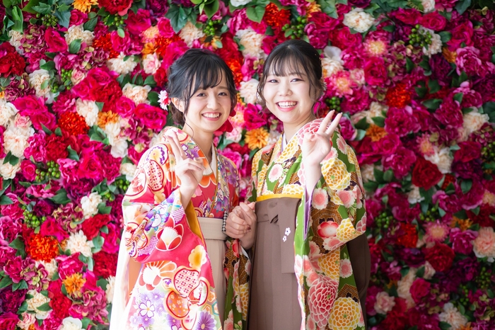 フラワーウォール前で華やかに(ストリングスホテル八事NGAOYA)