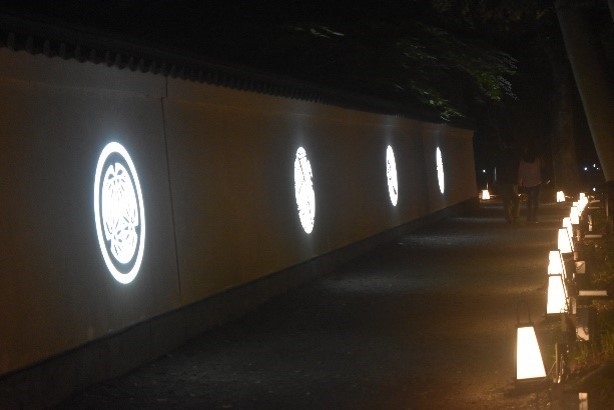 築地塀「影絵」(昨年の様子)