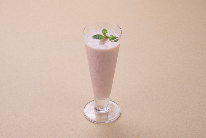 会津産ゆうやけベリーとバナナの甘酒スムージー 935円(税込)