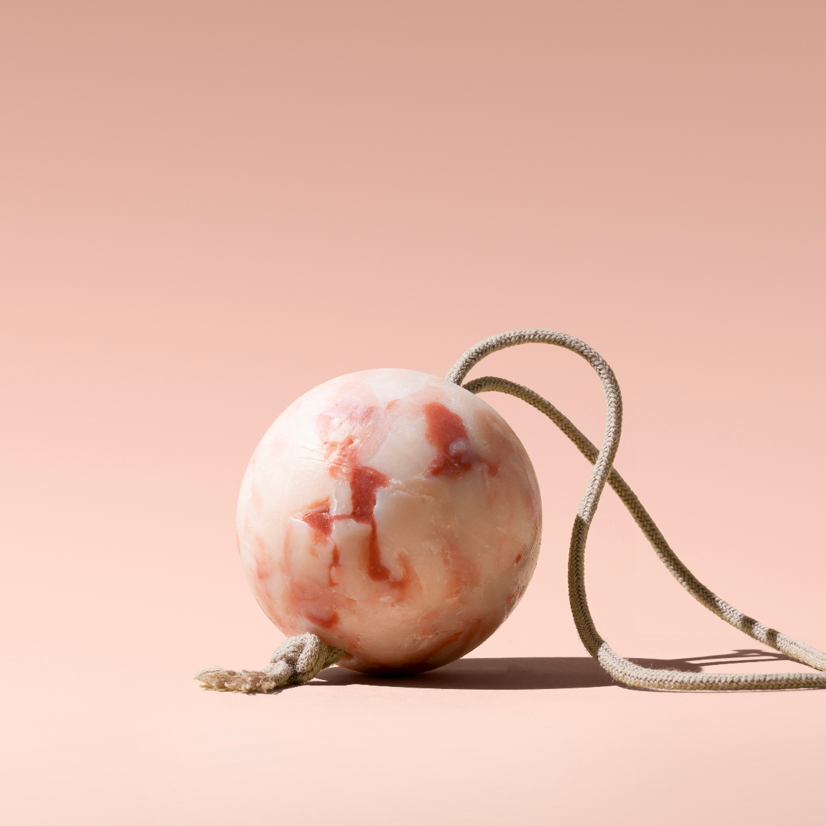 伊勢丹新宿店・阪急うめだ本店で限定販売 フェイスソープ・オーナメントタイプ/ダマスクローズ 110g(阪急うめだ本店にて販売の紐カラー:ベージュ)