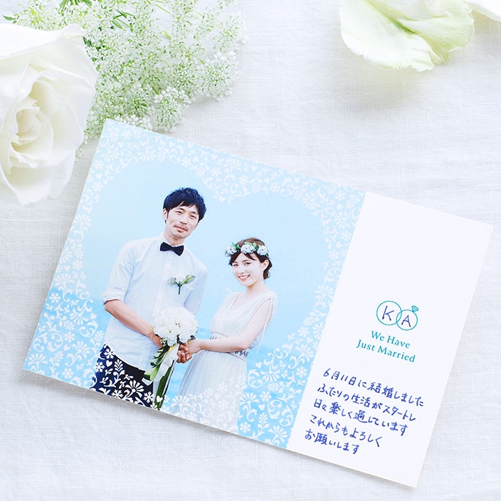 「サムシングブルー」になぞらえてブルーの文字色で「We Have Just Married」(私たち結婚しました) のテキストが入り、スクエアタイプの写真を彩る「ボタニカルハートフレーム」