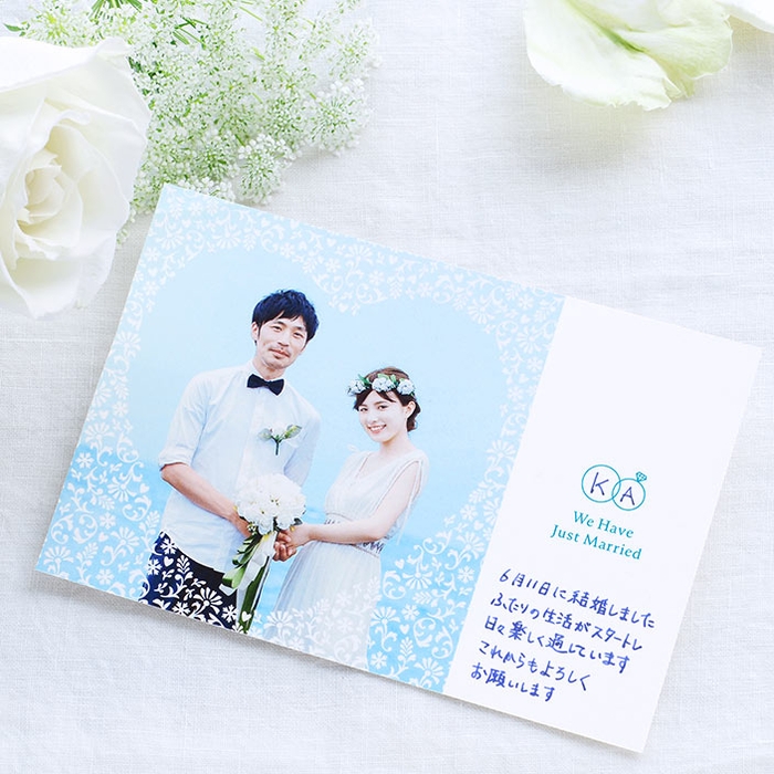 「サムシングブルー」になぞらえてブルーの文字色で「We Have Just Married」(私たち結婚しました) のテキストが入り、スクエアタイプの写真を彩る「ボタニカルハートフレーム」