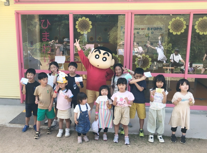 ▲しんちゃんと一緒にクラフト体験！