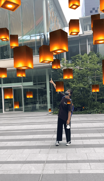 (3)ランタン タイのコムローイ祭りを彷彿とさせるような、たくさんのランタンが空に舞い上がるエフェクト。