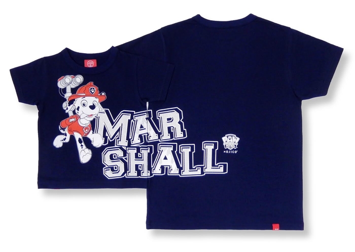ファイヤートラック(消防車)を操り、みんなを笑わせるムードメーカーなダルメシアンの男の子「マーシャル」がモチーフ。 フロントからバックまで「MARSHALL(マーシャル)」のロゴが大きくつながるデザインです。