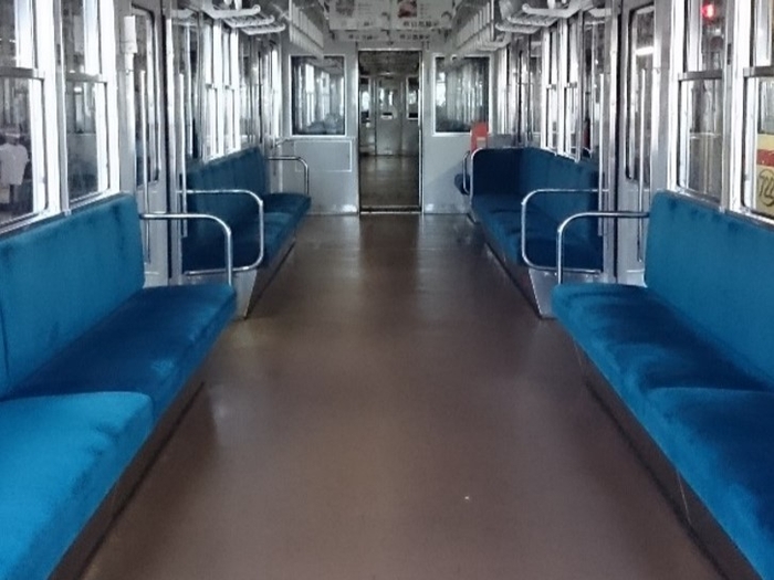 ロングシート車(800系)車内