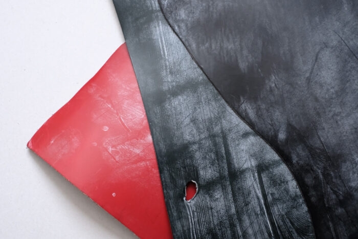 「トーマスウェア&サンズ社」のブライドルレザー 「ブルーム」と呼ばれる革に塗り込まれたワックスの独特な風合いが特徴