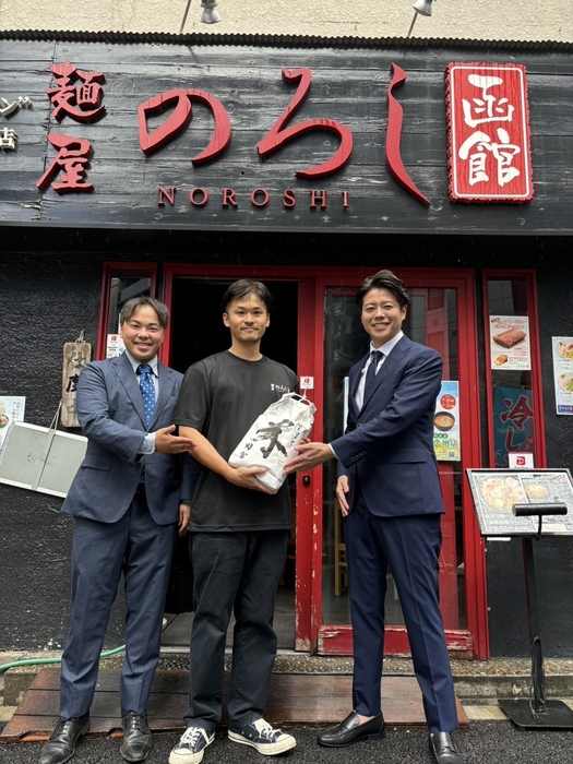 「麺屋のろし のろし子ども食堂」中央:株式会社OCEAN 課長 西川 将広さん、右:当社 代表取締役社長 田宮 明彦、左:当社 第二営業部 高泉 雄大