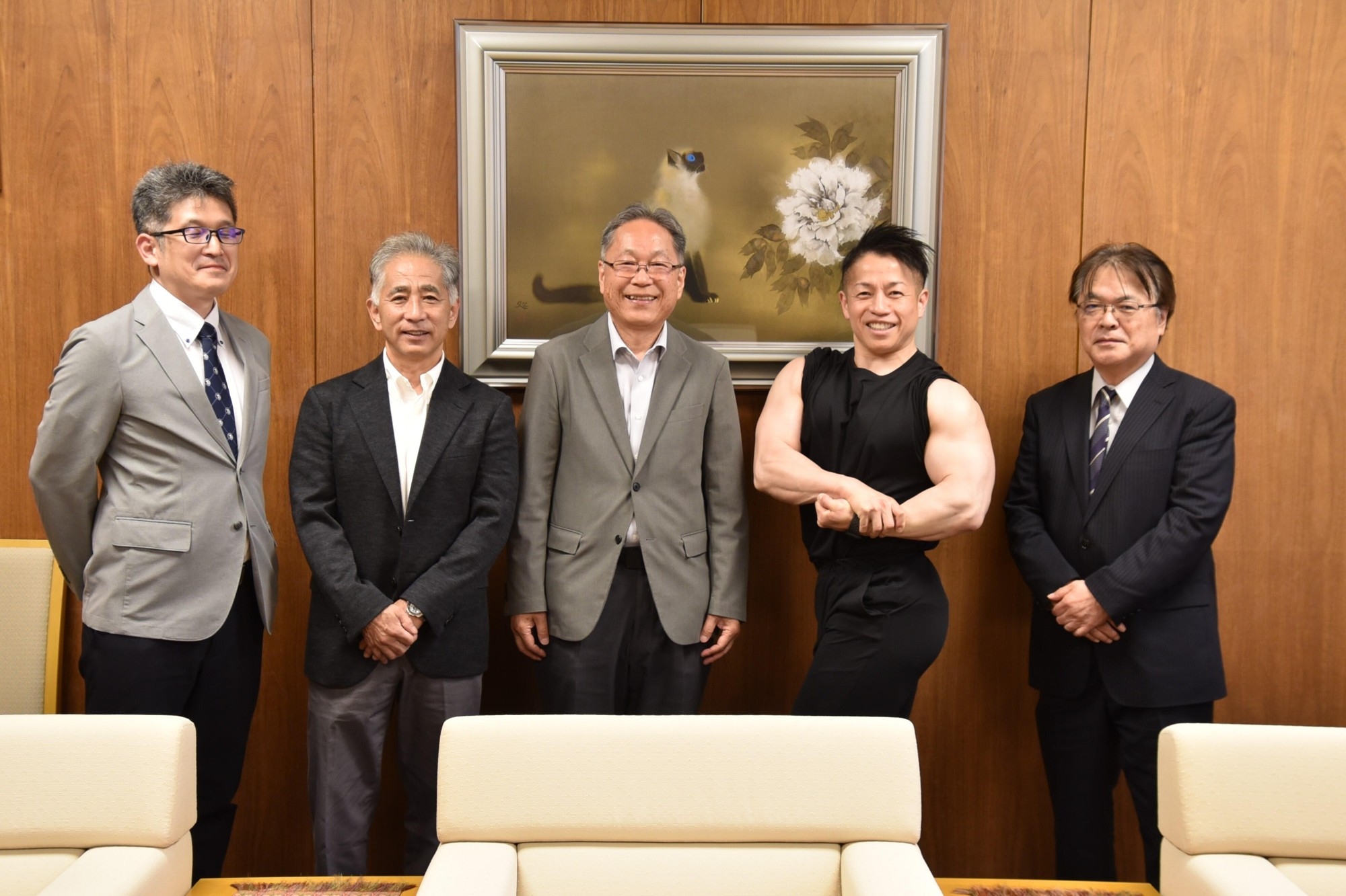 (左から)日本体育大学の大石教授、梅田教授、野口学長、岡田教授、亀井学部長