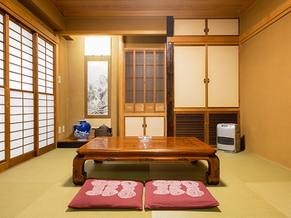 1F 和室