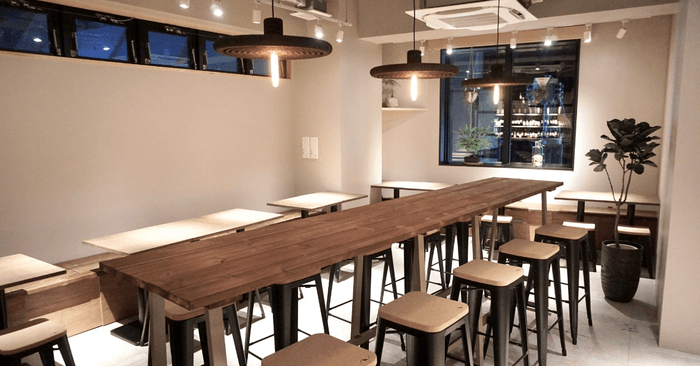 赤坂見附から徒歩2分の東京農村ビル3F定額制ワインバーnomuno赤坂の店内