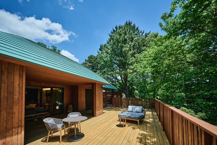 屋根付きのテラススペースも十分な広さ(テラスヴィラスイート)