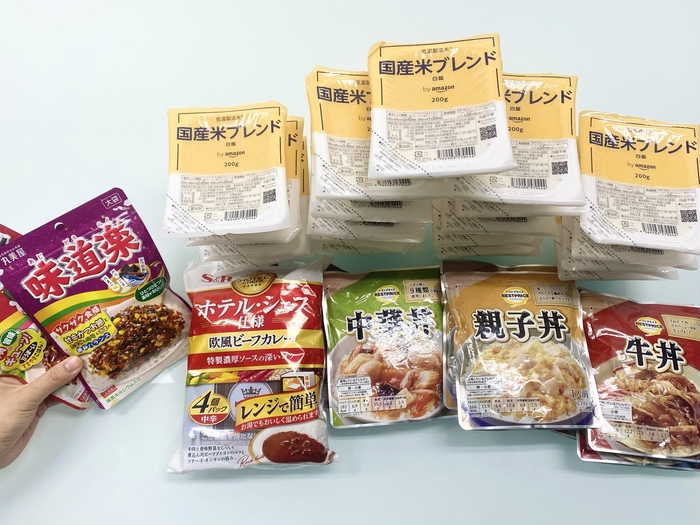 左から、ふりかけ・レトルトカレー・どんぶりの具・パックご飯|すべての従業員が自由に食べられる無料社食メニュー