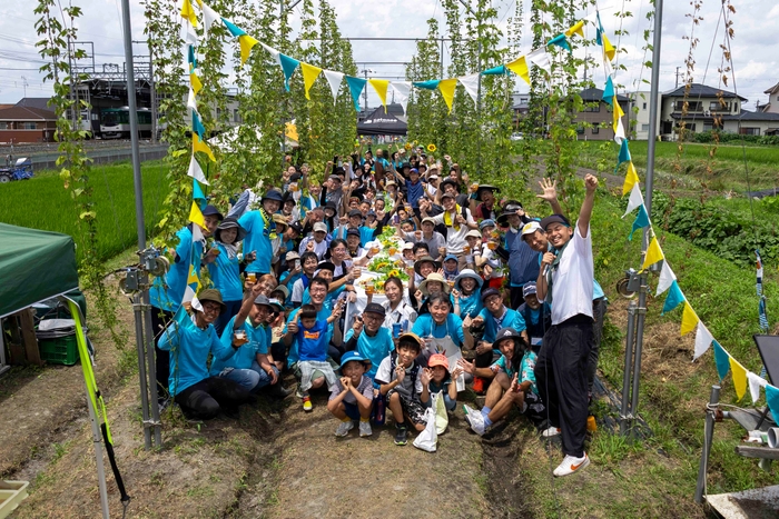 私市産ホップを育て、豊作を祝うコミュニティの様子  写真:ホップ豊作祭の様子(2024年7月20日)