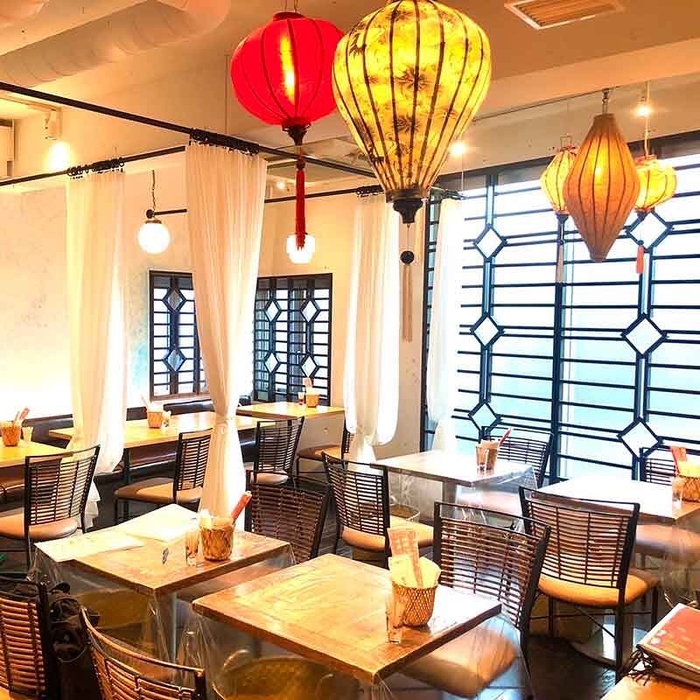 カーテン仕切りのあるメインダイニング