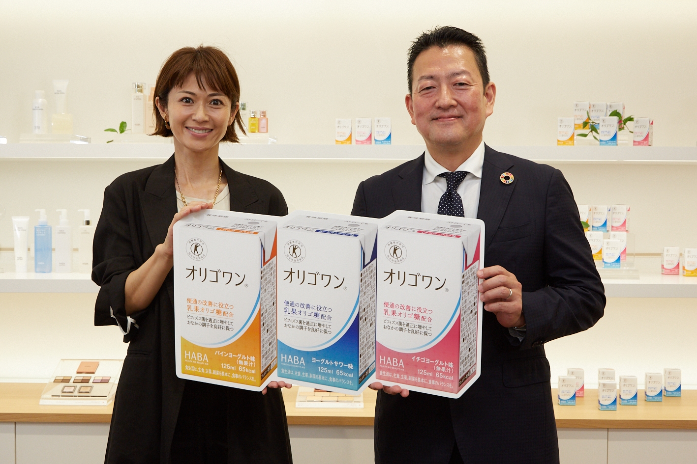 (左)“腸活ビューティー”モデル 畑野ひろ子氏 (右)株式会社ハーバー研究所 代表取締役社長 宮崎一成