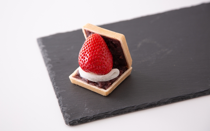 和と洋のハーモニー「フルーツ大福もなか~大粒いちご~」