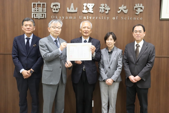 授与式後、記念写真に納まる(左から)山口隆久副学長、平野学長、石垣名誉館長、南善子副学長、松浦洋司副学長